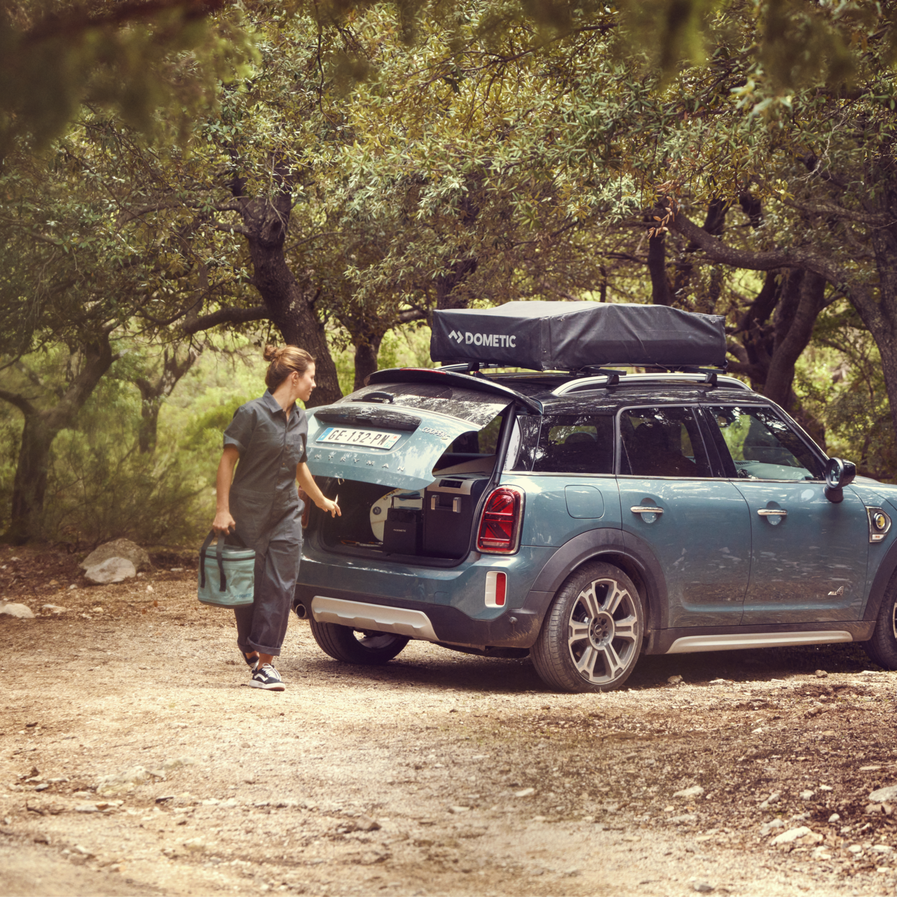 Mounted to cross bars / platform rack