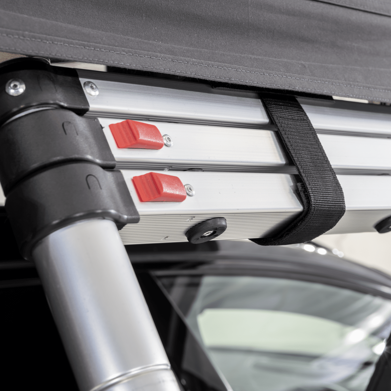 Low profile packdown on vehicle roof