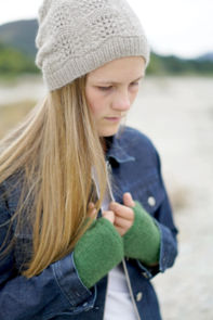 Lisa F HC35 - Bella Rosa Hat & Fingerless Gloves - Knitting Pattern / Kit
