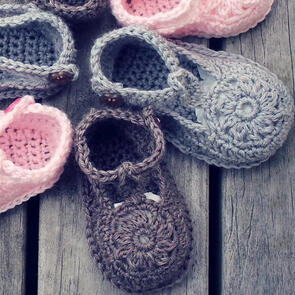 Holland Designs Crochet Pattern - Flower Motif Baby Shoes