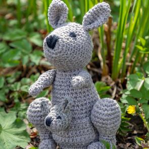 Hoooked Amigurumi Kit : Kangaroo Kayleigh - Taupe