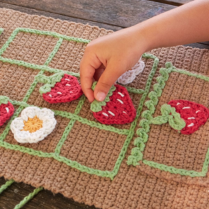 Hoooked Eco Barbante Milano: Berry Blossom Tic Tac Toe